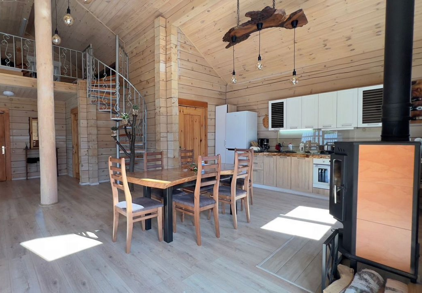 Кедровая вила "Villas Viktoria" с красивым видом на горы.