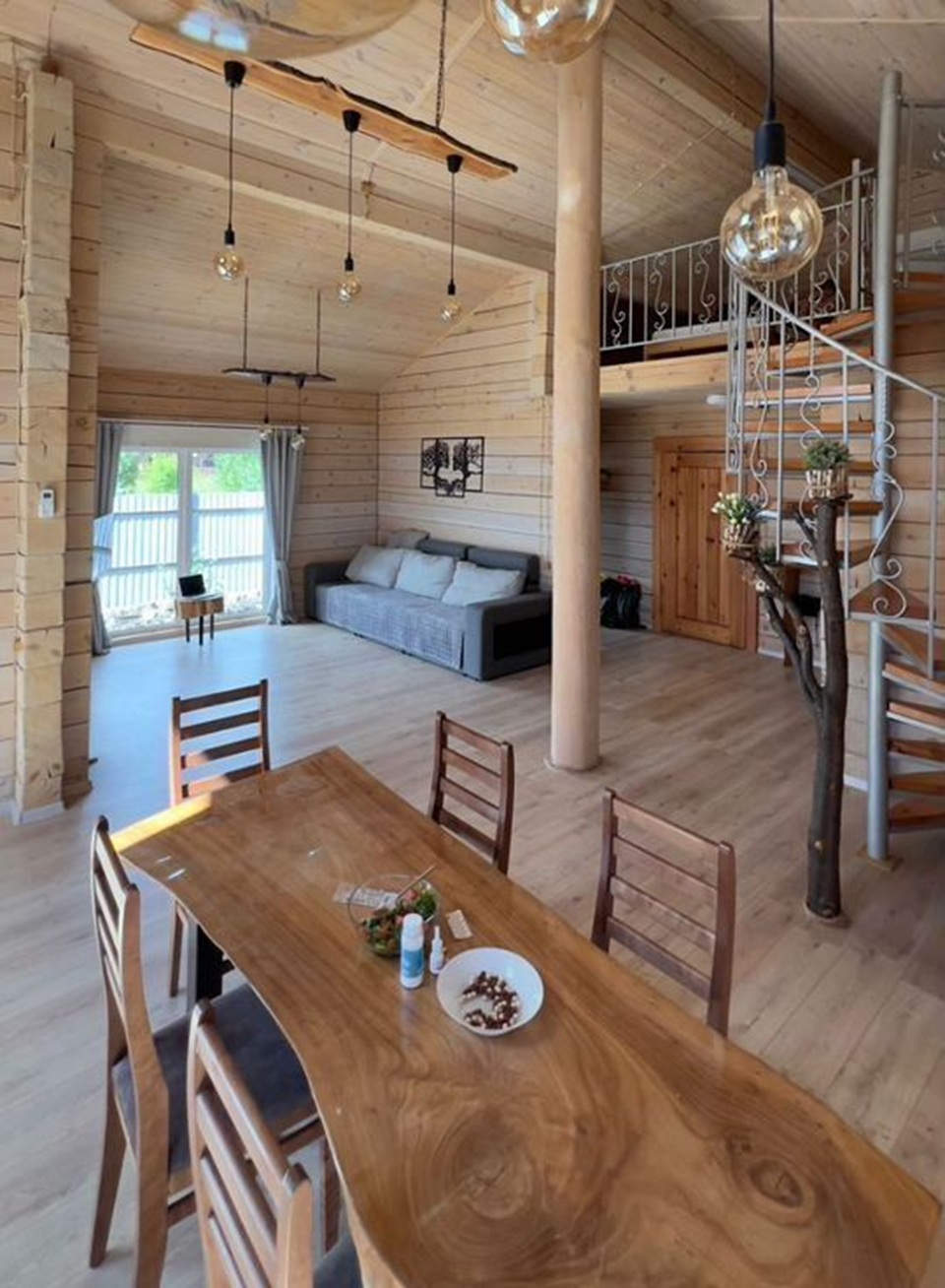 Кедровая вила "Villas Viktoria" с красивым видом на горы.