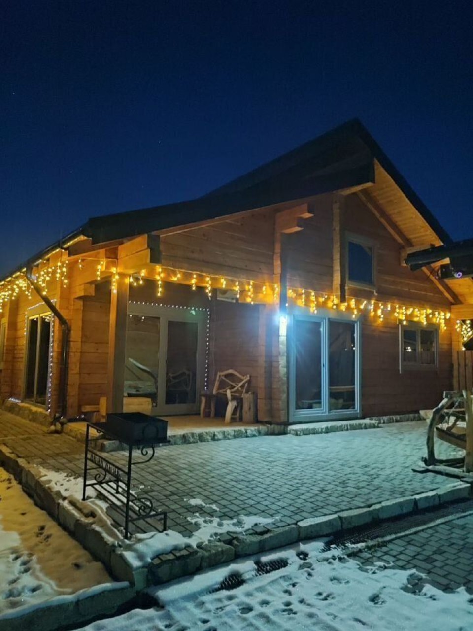 Кедровая вила "Villas Viktoria" с красивым видом на горы.