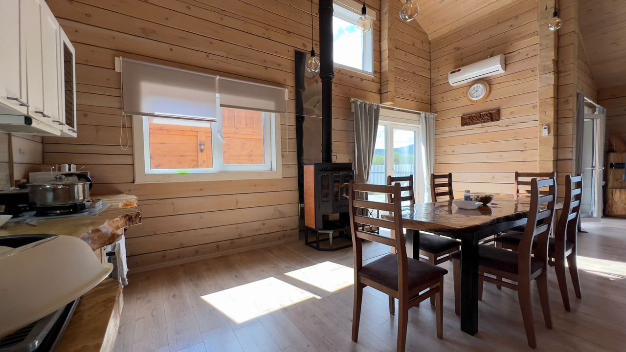 Кедровая вила "Villas Viktoria" с красивым видом на горы.