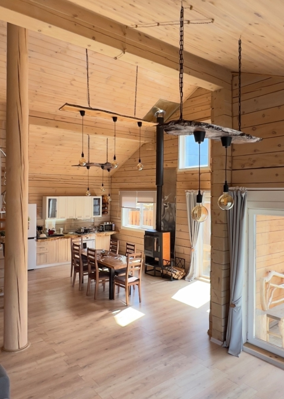 Кедровая вила "Villas Viktoria" с красивым видом на горы.