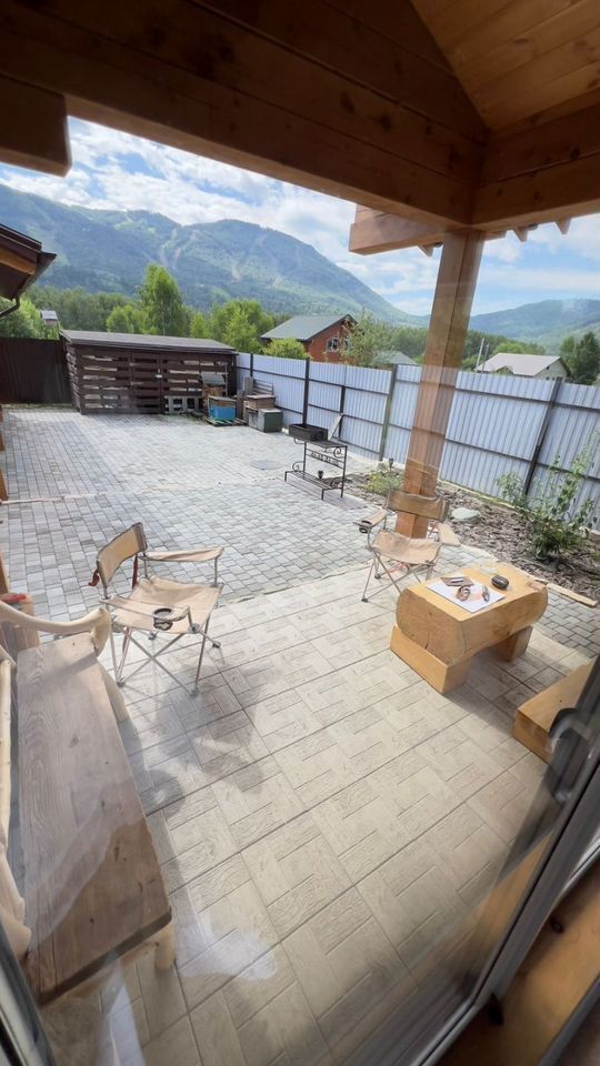 Кедровая вила "Villas Viktoria" с красивым видом на горы.