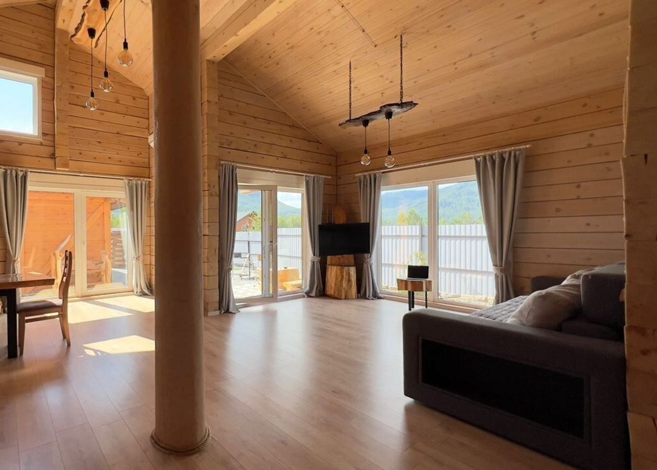 Кедровая вила "Villas Viktoria" с красивым видом на горы.
