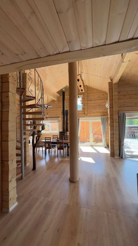 Кедровая вила "Villas Viktoria" с красивым видом на горы.
