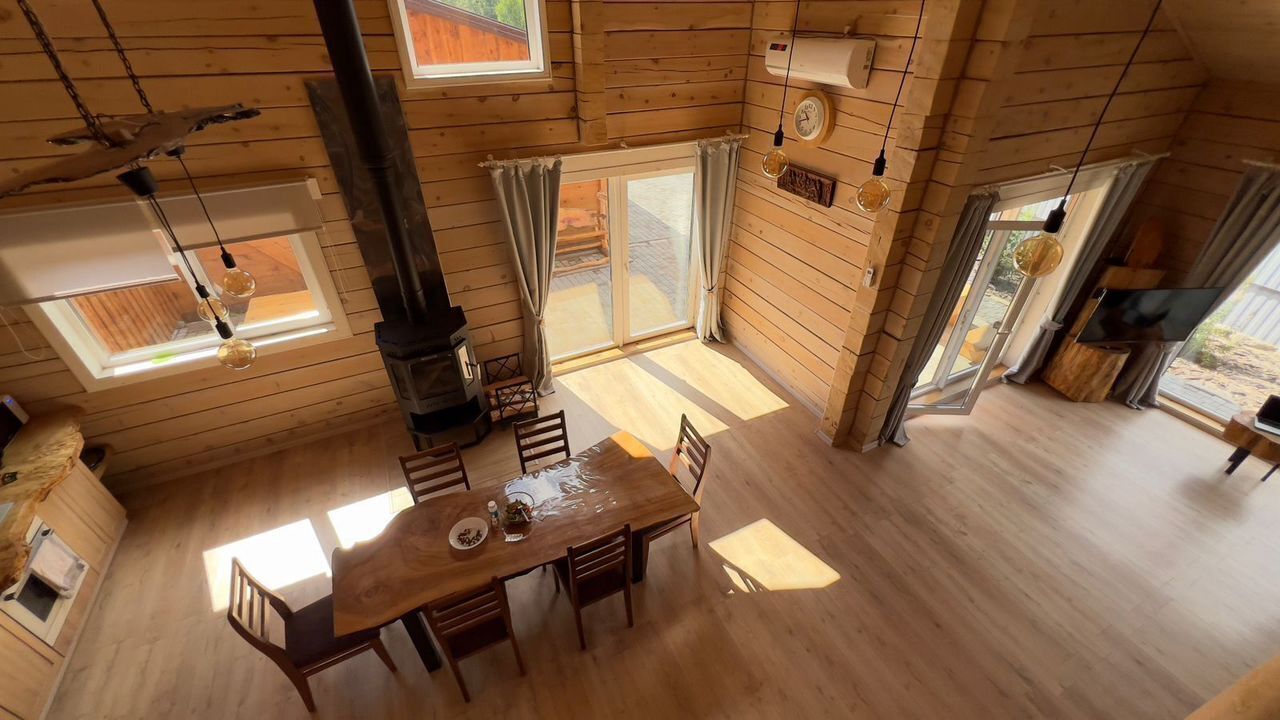 Кедровая вила "Villas Viktoria" с красивым видом на горы.